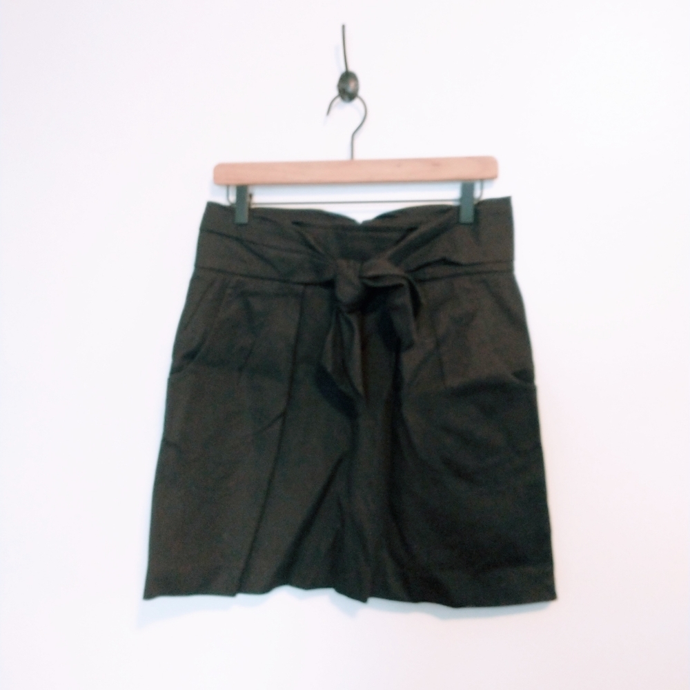 Cynthia Steffe size 6 black fit and flare skirt with bow in the front